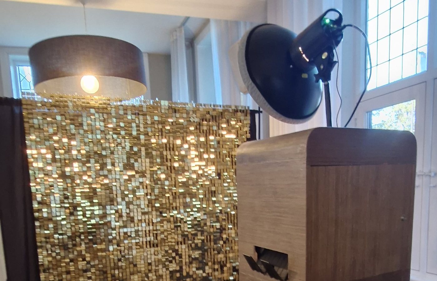 Gouden paillettenwand achter de photobooth