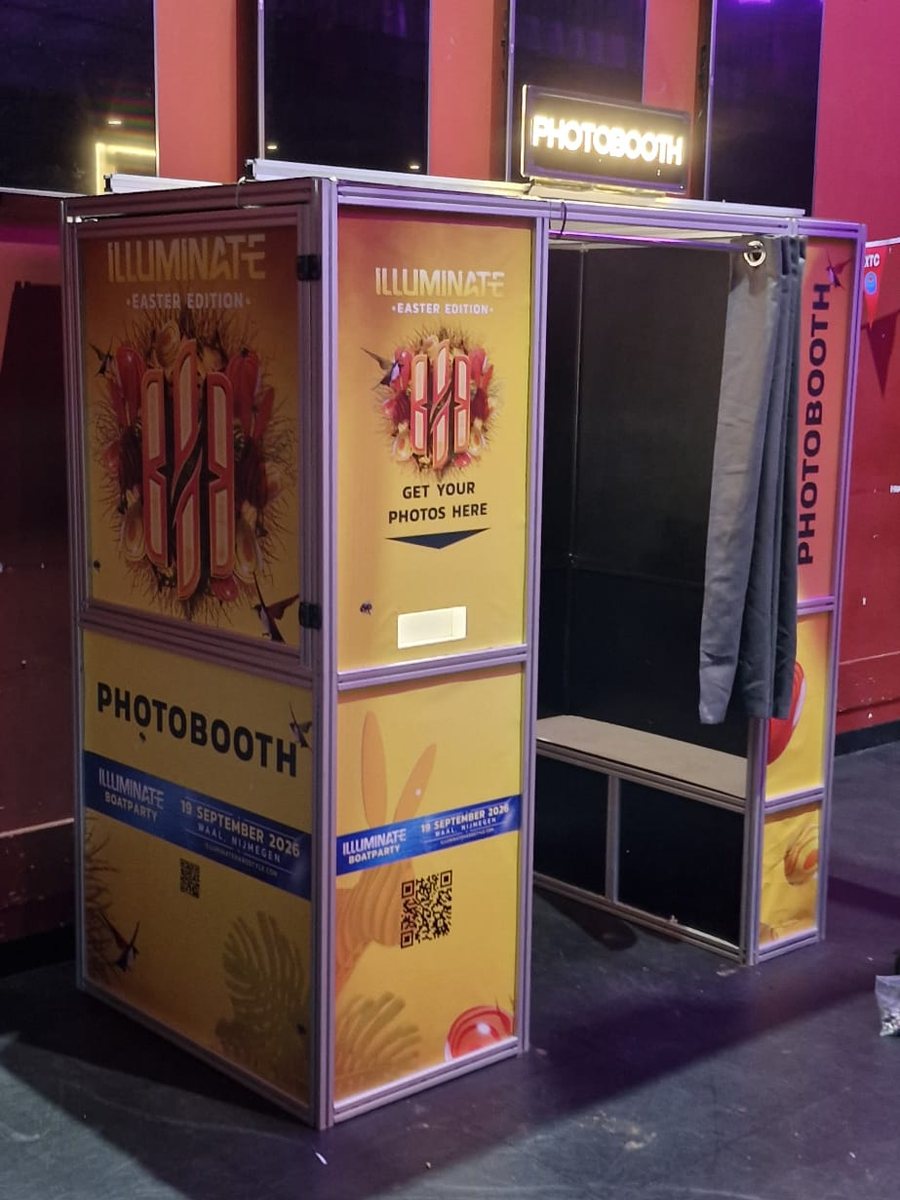 Photobooth-cabine volledig in de huisstijl van een evenement