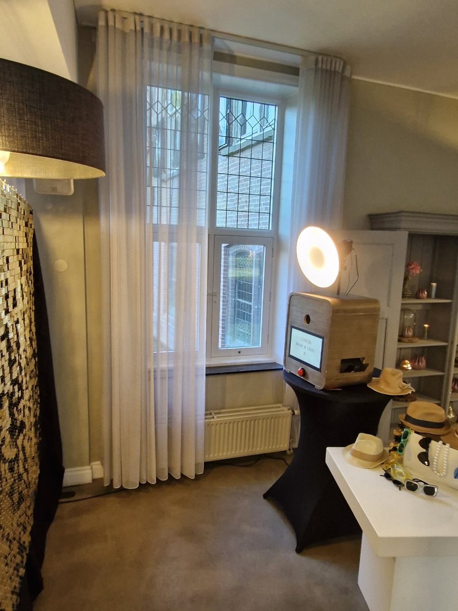 Compacte opstelling in een zaal, klaar voor de gasten