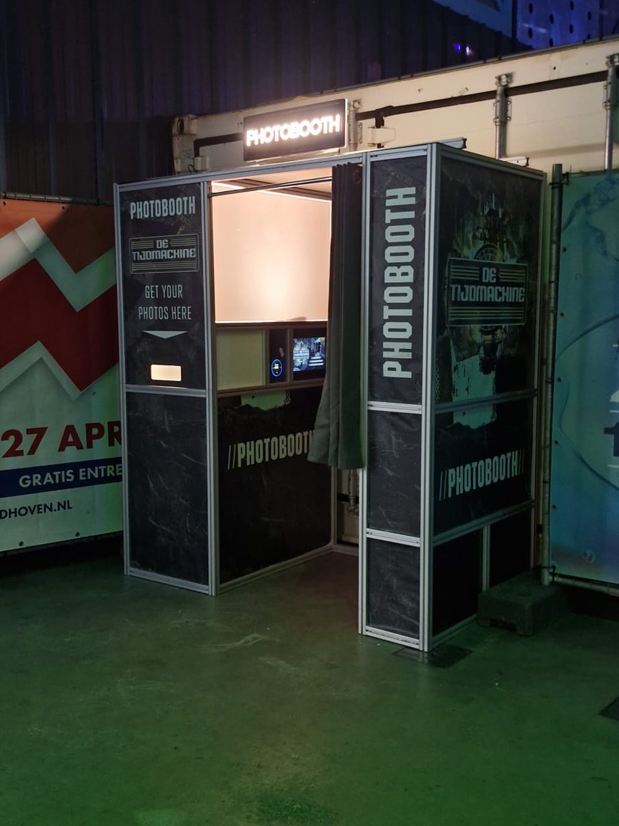 Verlichte photobooth-cabine op een avondevenement