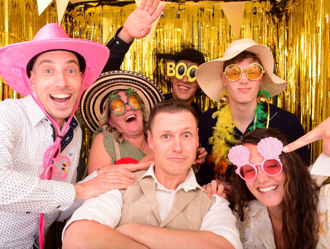 Feestgangers met props bij een PartyPrent photobooth